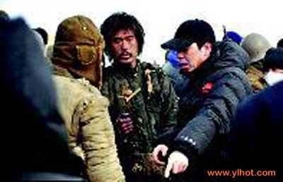 张默(中)在《温故一九四二》拍摄现场 张默被指因得罪人遭告发王中磊否认其戏份被删